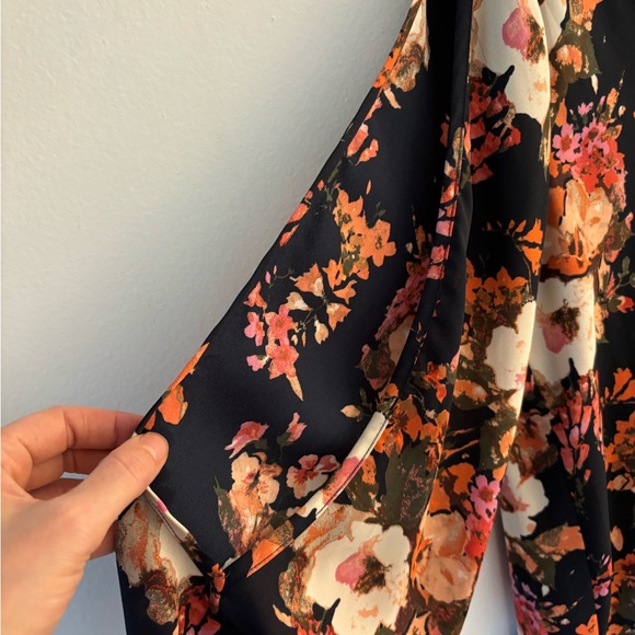 LULUS Shifting Dears Long Sleeved Floral Dress. Size M. Excellent shape. Lined - Picture 9 of 10